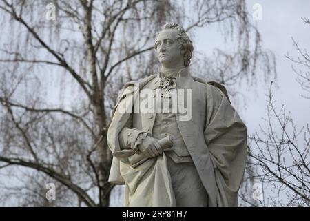 Une statue à Goethe à Berlin qui a été faite par l'artiste et sculpteur Fritz Schaper (d.1919) . Berlin, Allemagne Banque D'Images