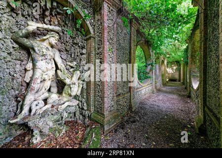 Héraclès tue le dragon Ladon, sculpture devant un pont, rococo, parc ou jardin, Villa Garzoni, Giardino Garzoni, Collodi, Pescia, province Banque D'Images