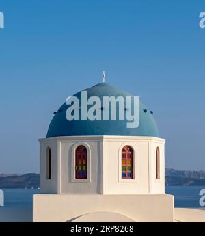 Gros plan du dôme bleu de l'église blanchie à la chaux, IA, Oia, Santorin, Grèce Banque D'Images