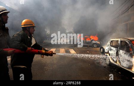 (190215) -- JAMMU, 15 février 2019 -- des pompiers ont allumé des flammes sur un véhicule lors d'une manifestation de protestation contre un attentat suicide contre un convoi paramilitaire, à Jammu, capitale hivernale du Cachemire contrôlé par l'Inde, le 15 février 2019. Vendredi, les autorités ont imposé un couvre-feu dans la ville de Jammu à la suite de violences massives, ont déclaré des responsables. La violence a éclaté lors d'un appel de fermeture à la manifestation contre l'attaque contre le convoi paramilitaire de la Force de police centrale de réserve (CRPF) dans la région agitée jeudi qui a tué au moins 40 personnes.) CACHEMIRE-JAMMU-MANIFESTATION-ATTAQUE SUICIDE Stringer PUBLICATIONxNOTxINxCHN Banque D'Images