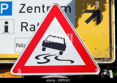 Panneau de signalisation danger de dérapage, Allemagne Banque D'Images