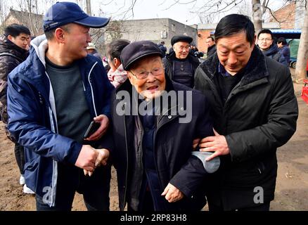 (190216) -- BAOFENG, 16 février 2019 (Xinhua) -- l'artiste folklorique Yu Shuxi (C), 99 ans, vient au centre des artistes créé par Zhang Mantang dans le village de Majie du comté de Baofeng à Pingdingshan, province du Henan au centre de la Chine, le 16 février 2019. Chaque année, après la fête du printemps, le village de Majie, dans la province du Henan, est visité par des artistes folkloriques de tout le pays. La foire d'art populaire y dure depuis 700 ans. L'événement serait originaire d'un artiste folklorique prestigieux du village, dont de nombreux disciples se sont réunis pour célébrer son anniversaire en 1316. La célébration de l'anniversaire a évolué plus tard int Banque D'Images