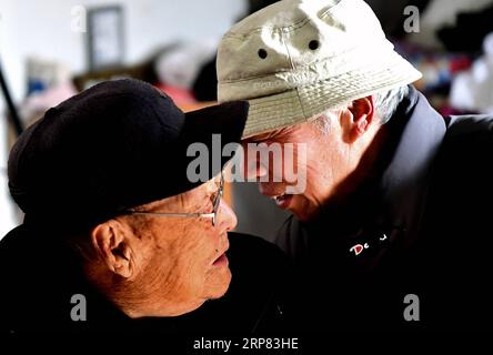 (190216) -- BAOFENG, 16 février 2019 (Xinhua) -- Zhang Mantang (à droite) s'entretient avec l'artiste folklorique Yu Shuxi, âgé de 99 ans, dans le village de Majie, dans le comté de Baofeng, dans la province du Henan du centre de la Chine, le 16 février 2019. Chaque année, après la fête du printemps, le village de Majie, dans la province du Henan, est visité par des artistes folkloriques de tout le pays. La foire d'art populaire y dure depuis 700 ans. L'événement serait originaire d'un artiste folklorique prestigieux du village, dont de nombreux disciples se sont réunis pour célébrer son anniversaire en 1316. La célébration de l'anniversaire a évolué plus tard en une foire d'art populaire. Art populaire chinois, o Banque D'Images