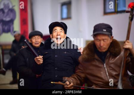 (190216) -- BAOFENG, 16 février 2019 (Xinhua) -- des artistes folkloriques se produisent dans le village de Majie du comté de Baofeng, province du Henan, au centre de la Chine, le 15 février 2019. Chaque année, après la fête du printemps, le village de Majie, dans la province du Henan, est visité par des artistes folkloriques de tout le pays. La foire d'art populaire y dure depuis 700 ans. L'événement serait originaire d'un artiste folklorique prestigieux du village, dont de nombreux disciples se sont réunis pour célébrer son anniversaire en 1316. La célébration de l'anniversaire a évolué plus tard en une foire d'art populaire. L'art populaire chinois, ou Quyi, a de nombreuses formes, y compris la ballade si Banque D'Images