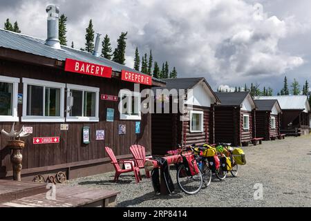 The Pine Valley Lodge and Bakery un arrêt en bord de route dans les forêts boréales éloignées le long de la route de l'Alaska à Beaver Creek, territoire du Yukon, Canada. Banque D'Images