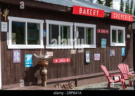 The Pine Valley Lodge and Bakery un arrêt en bord de route dans les forêts boréales éloignées le long de la route de l'Alaska à Beaver Creek, territoire du Yukon, Canada. Banque D'Images