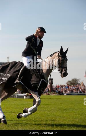 Stamford, Royaume-Uni. 3 septembre 2023. Oliver Townend après avoir remporté les Defender Burghley Horse Trials 2023 qui se sont déroulés sur le terrain de Burghley House à Stamford, Lincolnshire, Angleterre, Royaume-Uni. Crédit : Jonathan Clarke/Alamy Live News Banque D'Images