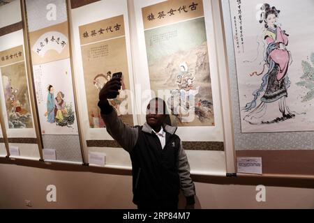 (190217) -- LE CAIRE, 17 février 2019 -- Un homme prend un selfie lors d'une exposition au Caire, Égypte, le 16 février 2019. Des peintures de la célèbre peintre chinoise Qin Bailan ont orné une exposition internationale dans la capitale égyptienne le Caire. L'exposition faisait partie de la troisième édition du Forum international Awladna pour les arts des doués. Qin, dont les peintures portent sur des figures traditionnelles, a déclaré qu’elle faisait la promotion de la culture chinoise à travers ses peintures depuis 40 ans. Malgré son handicap, Qin ne lui a pas permis de la définir. Elle s est fait un nom pour elle-même comme l une des meilleures artistes de Chine. Banque D'Images