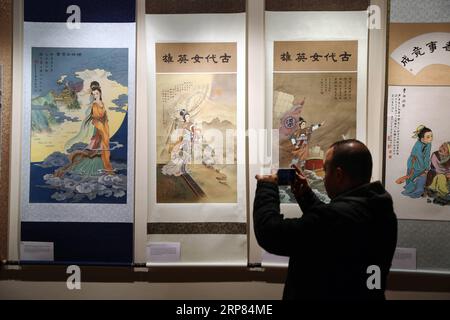 (190217) -- LE CAIRE, 17 février 2019 -- Un homme prend des photos lors d'une exposition au Caire, en Égypte, le 16 février 2019. Des peintures de la célèbre peintre chinoise Qin Bailan ont orné une exposition internationale dans la capitale égyptienne le Caire. L'exposition faisait partie de la troisième édition du Forum international Awladna pour les arts des doués. Qin, dont les peintures portent sur des figures traditionnelles, a déclaré qu’elle faisait la promotion de la culture chinoise à travers ses peintures depuis 40 ans. Malgré son handicap, Qin ne lui a pas permis de la définir. Elle s est fait un nom pour elle-même comme l une des meilleures artistes de Chine. Banque D'Images