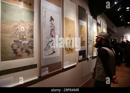 (190217) -- LE CAIRE, le 17 février 2019 -- des gens visitent une exposition au Caire, en Égypte, le 16 février 2019. Des peintures de la célèbre peintre chinoise Qin Bailan ont orné une exposition internationale dans la capitale égyptienne le Caire. L'exposition faisait partie de la troisième édition du Forum international Awladna pour les arts des doués. Qin, dont les peintures portent sur des figures traditionnelles, a déclaré qu’elle faisait la promotion de la culture chinoise à travers ses peintures depuis 40 ans. Malgré son handicap, Qin ne lui a pas permis de la définir. Elle s'est fait un nom pour elle-même comme l'un des meilleurs artistes de Chine. ) ÉGYPTE-C Banque D'Images