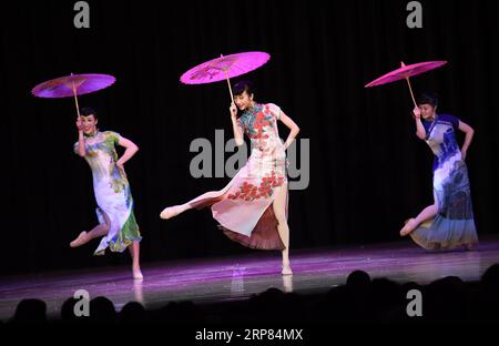 (190217) -- NEW YORK, 17 février 2019 -- des artistes exécutent une danse pour célébrer le nouvel an lunaire chinois au Maryland Hall for the Creative Arts à Annapolis, Maryland, États-Unis, le 5 février 2019. Avec la Chine dans une ambiance festive, des activités culturelles sont organisées à travers les États-Unis. Danses du dragon et du lion, spectacles de l'Opéra de Pékin, concerts, feux d'artifice et spectacles de lumière... Une vague d'événements aux États-Unis a aidé les gens à comprendre le festival le plus important de Chine. ) US-CHINESE LUNAR NOUVEL AN CÉLÉBRATIONS LIUXJIE PUBLICATIONXNOTXINXCHN Banque D'Images
