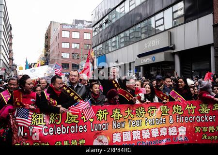 (190218) -- NEW YORK, 18 février 2019 (Xinhua) -- le maire de New York, Bill de Blasio, participe au défilé du nouvel an lunaire chinois dans le quartier chinois de Manhattan, à New York, aux États-Unis, le 17 février 2019. (Xinhua/Li Muzi) U.S.-NEW YORK-CHINATOWN-LUNAR NOUVEL AN-PARADE PUBLICATIONxNOTxINxCHN Banque D'Images