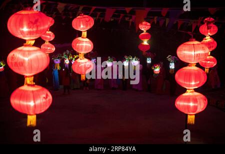 (190218) -- LONGNAN, 18 février 2019 (Xinhua) -- des interprètes de l'Opéra de Gaoshan présentent une représentation de lanternes dans le village de Liujiawan, canton de Yulong, district de Wudu, Longnan, province du Gansu, au nord-ouest de la Chine, le 16 février 2019. L Opéra Gaoshan de Longnan est né dans le district actuel de Wudu il y a plus de 700 ans, et il a été répertorié comme l un des patrimoines culturels immatériels de la Chine. Doté d'une chorégraphie unique qui retrace des scènes de la vie quotidienne, cet opéra folklorique est généralement joué pour marquer le Festival des lanternes, le dernier jour des célébrations du nouvel an lunaire chinois. (Xinhua/Cai Yang) RCIP Banque D'Images