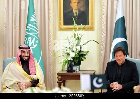 (190218) -- ISLAMABAD, le 18 février 2019 -- photo publiée par le Département pakistanais d'information de presse () le 18 février 2019 montre que le Premier ministre pakistanais Imran Khan (R) rencontre le prince héritier d'Arabie saoudite Mohammed bin Salman Al Saoud à Islamabad, capitale du Pakistan, le 17 février 2019. Le Prince héritier de l Arabie saoudite Mohammed bin Salman Al Saoud est arrivé dimanche au Pakistan pour une visite officielle de deux jours consacrée à des questions bilatérales et régionales, axée sur l investissement et la coopération économique. PAKISTAN-ISLAMABAD-PRINCE HÉRITIER SAOUDIEN-VISITE PID PUBLICATIONXNOTXINXCHN Banque D'Images