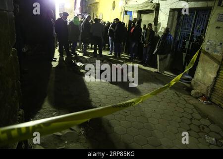 Actualités Bilder des Tages (190219) -- LE CAIRE, 19 février 2019 -- des gens se rassemblent sur le site d'une explosion au Caire, en Égypte, le 19 février 2019. Un terroriste et deux policiers égyptiens ont été tués lundi dans l'explosion d'une bombe dans le vieux quartier de la capitale égyptienne le Caire, a déclaré le ministère de l'intérieur. EGYPTE-CAIRE-EXPLOSION DE LA BOMBE AhmedxGomaa PUBLICATIONxNOTxINxCHN Banque D'Images