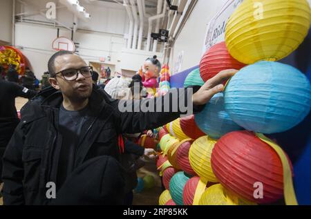 (190219) -- TORONTO, 19 février 2019 (Xinhua) -- les visiteurs devinent des énigmes de lanternes chinoises lors du Festival des lanternes Qinhuai de Toronto 2019 à Toronto, Canada, le 18 février 2019. Avec 23 grandes lanternes festives en provenance de Chine et de nombreuses activités de festivals chinois traditionnels, le Toronto Qinhuai Lantern Festival 2019 a débuté ici lundi. (Xinhua/Zou Zheng) CANADA-TORONTO-CHINESE LANTERN FESTIVAL PUBLICATIONxNOTxINxCHN Banque D'Images
