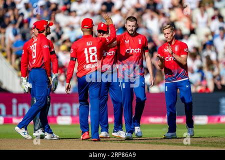 BIRMINGHAM, ROYAUME-UNI. 03 septembre 2023. Gus Atkinson d’Angleterre (au centre) célèbre avec ses coéquipiers après avoir pris le guichet de Glenn Philips de Nouvelle-Zélande lors de England Men v New Zealand - Third Vitality T20 International au Edgbaston Cricket Ground le dimanche 03 septembre 2023 à BIRMINGHAM EN ANGLETERRE. Crédit : Taka Wu/Alamy Live News Banque D'Images