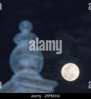 (190219) -- LE CAIRE, 19 février 2019 -- Une pleine lune apparaît dans le ciel au-dessus du Caire, en Égypte, le 19 février 2019.) ÉGYPTE-LE CAIRE-PLEINE LUNE WuxHuiwo PUBLICATIONxNOTxINxCHN Banque D'Images