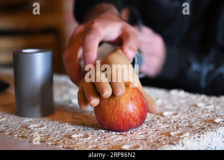 (190220) -- HAMA, 20 février 2019 -- Ali Bakeer teste une prothèse de main conçue pour des amputés à Rabia, dans la province de Hama, au centre de la Syrie, le 18 février 2019. Ali Bakeer, étudiant en génie médical en Syrie, a développé une prothèse de main destinée à aider les personnes handicapées qui ont subi des blessures pendant la guerre. Né dans la ville de Rabia, dans la province centrale de Hama, l’homme de 22 ans, étudiant en troisième année, a déclaré qu’il s’intéressait beaucoup à l’électronique dès son enfance. L'idée de créer la main prothétique a été motivée par les besoins des blessés pendant la guerre, selon Bakeer. Lui Banque D'Images