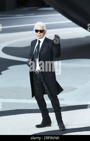 (190220) -- PÉKIN, 20 février 2019 (Xinhua) -- une photo prise le 5 mars 2013 montre le créateur de mode Karl Lagerfeld qui agite à la fin de son défilé de prêt-à-porter automne/hiver 2013/2014 pour la maison de couture française Chanel à Paris, France. Le créateur de mode allemand Karl Lagerfeld est décédé mardi à Paris à l’âge de 85 ans. (Xinhua/Gao Jing) PHOTOS XINHUA DU JOUR PUBLICATIONxNOTxINxCHN Banque D'Images