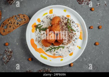 Croquettes de pommes de terre - purée de pommes de terre boulettes panées et frites, servies avec différentes sauces. Banque D'Images