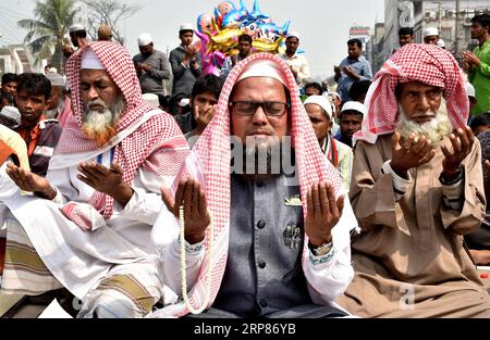 (190220) -- DHAKA, le 20 février 2019 -- les dévots prient au lieu d'Ijtema à Tongi, dans la banlieue de Dhaka, Bangladesh, le 19 février 2019. La congrégation musulmane annuelle s’est conclue mardi au Bangladesh avec des dévots priant pour la paix mondiale, la prospérité et l’harmonie fraternelle. Stringer) BANGLADESH-DHAKA-MUSLIM-CONGRÉGATION Naim-ul-karim PUBLICATIONxNOTxINxCHN Banque D'Images