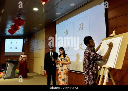 (190220) -- DHAKA, 20 février 2019 -- Un étudiant conteste l'écriture de calligraphie chinoise lors du concours de connaissances chinoises et du gala du festival des lanternes à Dhaka, Bangladesh, le 19 février 2019. Stringer) BANGLADESH-DHAKA-CHINESE KNOWLEDGE CONTEST Naim-ul-karim PUBLICATIONxNOTxINxCHN Banque D'Images