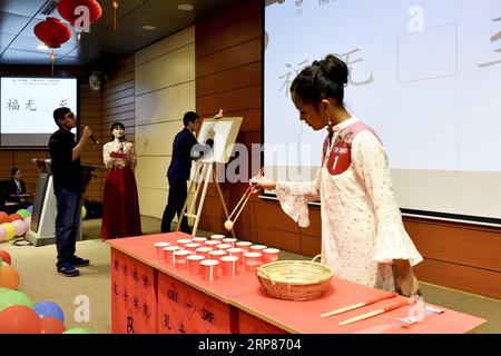 (190220) -- DHAKA, 20 février 2019 -- Un étudiant conteste la cueillette de baguettes lors du concours de connaissances chinoises et du gala du festival des lanternes à Dhaka, Bangladesh, le 19 février 2019. Stringer) BANGLADESH-DHAKA-CHINESE KNOWLEDGE CONTEST Naim-ul-karim PUBLICATIONxNOTxINxCHN Banque D'Images