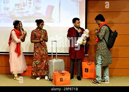 (190220) -- DHAKA, 20 février 2019 -- des étudiants mettent en scène un drame chinois lors du concours de connaissances chinoises et du gala du festival des lanternes à Dhaka, Bangladesh, le 19 février 2019. Stringer) BANGLADESH-DHAKA-CHINESE KNOWLEDGE CONTEST Naim-ul-karim PUBLICATIONxNOTxINxCHN Banque D'Images