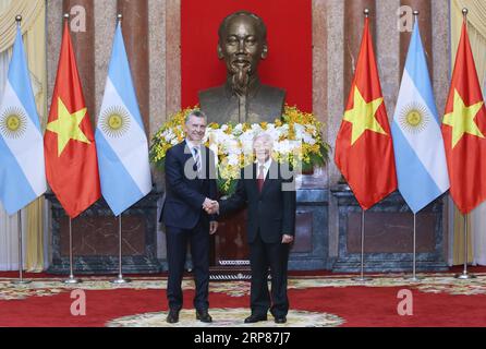 (190220) -- , 20 février 2019 -- le président vietnamien Nguyen Phu Trong (à droite), qui est également secrétaire général du Comité central du Parti communiste du Vietnam, serre la main du président argentin Mauricio Macri dans la capitale du Vietnam, le 20 février 2019. Mauricio Macri est en visite d’État au Vietnam du 19 au 21 février. VNA) VIETNAM--PRÉSIDENT ARGENTIN-VISITE hanoi PUBLICATIONxNOTxINxCHN Banque D'Images