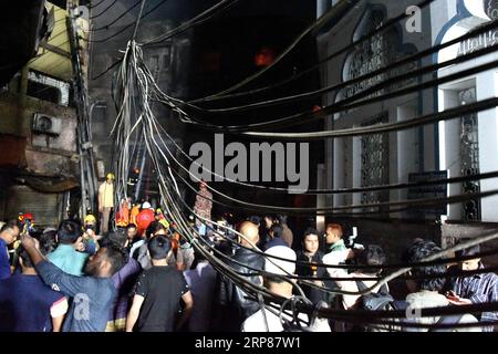 (190221) -- DHAKA, 21 février 2019 -- des sauveteurs travaillent sur un site d'incendie à Dhaka, Bangladesh, le 21 février 2019. Au moins 40 personnes ont été tuées et des dizaines blessées dans un incendie qui a déchiré un bâtiment dans la capitale bangladaise Dhaka mercredi soir, ont rapporté les médias locaux. L'incendie s'est déclaré vers 10 heures, heure locale, dans un bâtiment du vieux Dhaka. Les flammes se sont ensuite rapidement propagées à d'autres bâtiments à proximité, a déclaré un responsable local des services d'incendie. BANGLADESH-DHAKA-VICTIMES DU FEU SalimxReza PUBLICATIONxNOTxINxCHN Banque D'Images