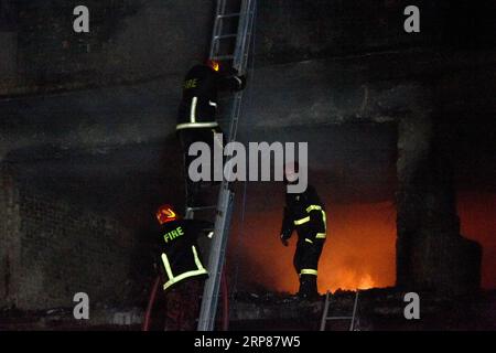 (190221) -- DHAKA, 21 février 2019 -- des sauveteurs travaillent sur un site d'incendie à Dhaka, Bangladesh, le 21 février 2019. Au moins 40 personnes ont été tuées et des dizaines blessées dans un incendie qui a déchiré un bâtiment dans la capitale bangladaise Dhaka mercredi soir, ont rapporté les médias locaux. L'incendie s'est déclaré vers 10 heures, heure locale, dans un bâtiment du vieux Dhaka. Les flammes se sont ensuite rapidement propagées à d'autres bâtiments à proximité, a déclaré un responsable local des services d'incendie. BANGLADESH-DHAKA-VICTIMES DU FEU SalimxReza PUBLICATIONxNOTxINxCHN Banque D'Images