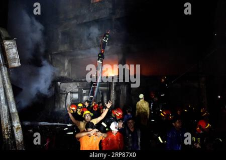 (190221) -- DHAKA, 21 février 2019 -- des sauveteurs travaillent sur un site d'incendie à Dhaka, Bangladesh, le 21 février 2019. Au moins 40 personnes ont été tuées et des dizaines blessées dans un incendie qui a déchiré un bâtiment dans la capitale bangladaise Dhaka mercredi soir, ont rapporté les médias locaux. L'incendie s'est déclaré vers 10 heures, heure locale, dans un bâtiment du vieux Dhaka. Les flammes se sont ensuite rapidement propagées à d'autres bâtiments à proximité, a déclaré un responsable local des services d'incendie. BANGLADESH-DHAKA-VICTIMES DU FEU SalimxReza PUBLICATIONxNOTxINxCHN Banque D'Images