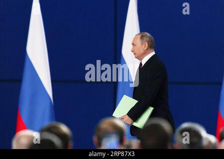 (190221) -- PÉKIN, 21 février 2019 (Xinhua) -- le président russe Vladimir Poutine marche avant son discours annuel devant l'Assemblée fédérale à Moscou, Russie, le 20 février 2019. Les résultats préliminaires de la mise en œuvre des projets nationaux de la Russie devraient être résumés en 2020, a déclaré Poutine mercredi. (Xinhua/Bai Xueqi) PHOTOS XINHUA DU JOUR PUBLICATIONxNOTxINxCHN Banque D'Images