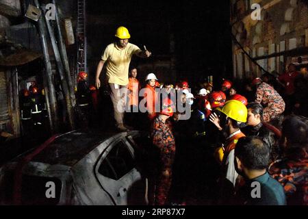 (190221) -- DHAKA, 21 février 2019 -- des sauveteurs travaillent sur un site d'incendie à Dhaka, Bangladesh, le 21 février 2019. Au moins 40 personnes ont été tuées et des dizaines blessées dans un incendie qui a déchiré un bâtiment dans la capitale bangladaise Dhaka mercredi soir, ont rapporté les médias locaux. L'incendie s'est déclaré vers 10 heures, heure locale, dans un bâtiment du vieux Dhaka. Les flammes se sont ensuite rapidement propagées à d'autres bâtiments à proximité, a déclaré un responsable local des services d'incendie. BANGLADESH-DHAKA-VICTIMES DU FEU SalimxReza PUBLICATIONxNOTxINxCHN Banque D'Images