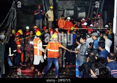 (190221) -- DHAKA, 21 février 2019 -- des sauveteurs travaillent sur un site d'incendie à Dhaka, Bangladesh, le 21 février 2019. Au moins 40 personnes ont été tuées et des dizaines blessées dans un incendie qui a déchiré un bâtiment dans la capitale bangladaise Dhaka mercredi soir, ont rapporté les médias locaux. L'incendie s'est déclaré vers 10 heures, heure locale, dans un bâtiment du vieux Dhaka. Les flammes se sont ensuite rapidement propagées à d'autres bâtiments à proximité, a déclaré un responsable local des services d'incendie. BANGLADESH-DHAKA-VICTIMES DU FEU SalimxReza PUBLICATIONxNOTxINxCHN Banque D'Images