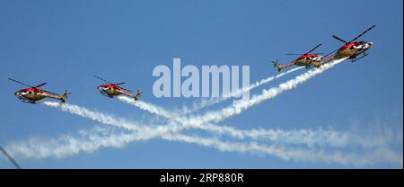 (190221) -- BANGALORE, le 21 février 2019 -- des hélicoptères se produisent pendant Aero India 2019 à la base aérienne Yelahanka à Bangalore, en Inde, le 20 février 2019. L'événement de cinq jours a débuté mercredi, et plus de 400 exposants de plus de 20 pays et régions ont participé au salon. Selon les autorités, 61 avions, dont Hindustan Aeronautics Limited (HAL) produit indigène Light combat Aircraft (LCA) Tejas, sont tous prêts à rugir dans le ciel de la ville. INDIA-BANGALORE-AIR SHOW JiangxLei PUBLICATIONxNOTxINxCHN Banque D'Images