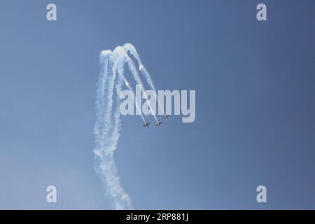 (190221) -- BANGALORE, le 21 février 2019 -- des avions se produisent lors de l'Aero India 2019 à la base aérienne Yelahanka à Bangalore, en Inde, le 20 février 2019. L'événement de cinq jours a débuté mercredi, et plus de 400 exposants de plus de 20 pays et régions ont participé au salon. Selon les autorités, 61 avions, dont Hindustan Aeronautics Limited (HAL) produit indigène Light combat Aircraft (LCA) Tejas, sont tous prêts à rugir dans le ciel de la ville. INDIA-BANGALORE-AIR SHOW JiangxLei PUBLICATIONxNOTxINxCHN Banque D'Images