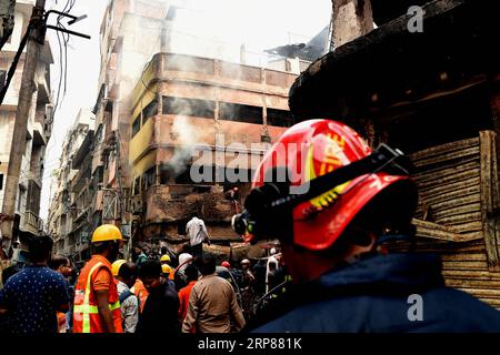 (190221) -- DHAKA, 21 février 2019 -- des sauveteurs travaillent sur un site d'incendie à Dhaka, capitale du Bangladesh, le 21 février 2019. Au moins 81 personnes ont été tuées jeudi après un incendie dévastateur qui a détruit un certain nombre de bâtiments dans la vieille partie de la capitale bangladaise Dhaka. Le commissaire de la Division de Dhaka, KM Ali Azam, a déclaré à Xinhua qu'ils avaient confirmé les décès. Stringer) BANGLADESH-DHAKA-FEU-NOMBRE DE MORTS Naim-ul-karim PUBLICATIONxNOTxINxCHN Banque D'Images