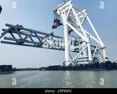 (190221) -- DHAKA, 21 février 2019 (Xinhua) -- Une travée de 3 140 tonnes est posée sur les piliers du pont de Padma par un navire-grue fabriqué en Chine au Bangladesh le 20 février 2019. China Major Bridge Engineering Company a installé mercredi avec succès la 7e travée du plus grand pont Padma du Bangladesh, rendant plus de 1 km du pont visible jusqu'à présent. (Xinhua/Zhu Wenyu) BANGLADESH-PADMA BRIDGE-CONSTRUCTION PUBLICATIONxNOTxINxCHN Banque D'Images