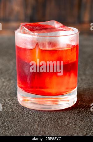 Verre de cocktail Negroni classique avec des glaçons Banque D'Images