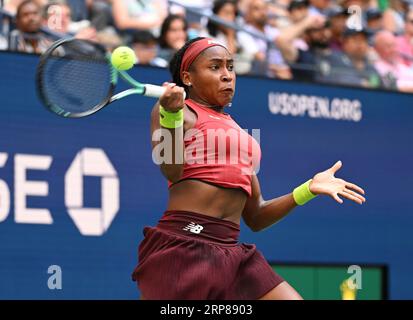 Flushing Meadow, United a déclaré. 03 septembre 2023. Coco Gauff, des États-Unis, retourne un ballon à Caroline Wozniacki, du Danemark, au quatrième tour au stade Arthur Ashe, lors des Championnats de tennis US Open 2023 au USTA Billie Jean King National tennis Center, le samedi 3 septembre 2023 à New York. Photo de Larry Marano/UPI crédit : UPI/Alamy Live News Banque D'Images