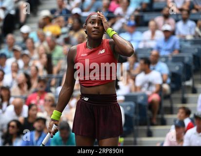 Flushing Meadow, United a déclaré. 03 septembre 2023. Coco Gauff, des États-Unis, réagit lors du match avec Caroline Wozniacki, du Danemark, au quatrième tour au stade Arthur Ashe, lors de l'US Open tennis Championships 2023 au USTA Billie Jean King National tennis Center, le samedi 3 septembre 2023 à New York. Photo de Larry Marano/UPI crédit : UPI/Alamy Live News Banque D'Images