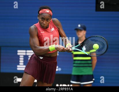 Flushing Meadow, United a déclaré. 03 septembre 2023. Coco Gauff, des États-Unis, retourne un ballon à Caroline Wozniacki, du Danemark, au quatrième tour au stade Arthur Ashe, lors des Championnats de tennis US Open 2023 au USTA Billie Jean King National tennis Center, le samedi 3 septembre 2023 à New York. Photo de Larry Marano/UPI crédit : UPI/Alamy Live News Banque D'Images