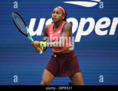 Flushing Meadow, United a déclaré. 03 septembre 2023. Coco Gauff, des États-Unis, retourne un ballon à Caroline Wozniacki, du Danemark, au quatrième tour au stade Arthur Ashe, lors des Championnats de tennis US Open 2023 au USTA Billie Jean King National tennis Center, le samedi 3 septembre 2023 à New York. Photo de Larry Marano/UPI crédit : UPI/Alamy Live News Banque D'Images