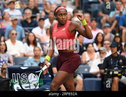 Flushing Meadow, United a déclaré. 03 septembre 2023. Coco Gauff, des États-Unis, retourne un ballon à Caroline Wozniacki, du Danemark, au quatrième tour au stade Arthur Ashe, lors des Championnats de tennis US Open 2023 au USTA Billie Jean King National tennis Center, le samedi 3 septembre 2023 à New York. Photo de Larry Marano/UPI crédit : UPI/Alamy Live News Banque D'Images