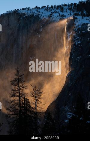 (190222) -- PARC NATIONAL DE YOSEMITE, 22 février 2019 (Xinhua) -- une photo prise le 21 février 2019 montre la luciole du parc national de Yosemite en Californie, aux États-Unis. Le phénomène de luciole, qui se produit chaque février, se produit lorsque le soleil couchant frappe la chute de la queue de cheval à angle droit. (Xinhua/Qian Weizhong) U.S.-CALIFORNIA-YOSEMITE NATIONAL PARK-FIREFALL PUBLICATIONxNOTxINxCHN Banque D'Images
