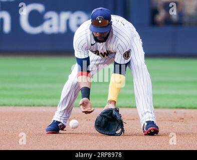 Milwaukee, États-Unis. 03 septembre 2023. Le premier joueur de base des Brewers de Milwaukee Carlos Santana lance une balle au sol frappée par le .Philadelphia Phillies a laissé Kyle Schwarber dans la première manche de leur match de baseball à l'American Family Field à Milwaukee, Wisconsin, dimanche 3 septembre 2023. Photo de Tannen Maury/UPI crédit : UPI/Alamy Live News Banque D'Images