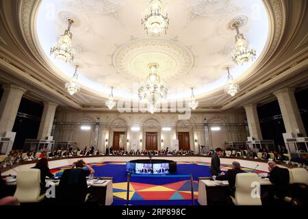 (190222) -- BUCAREST, 22 février 2019 -- une photo prise le 22 février 2019 montre une scène d'une réunion informelle des ministres du Commerce de l'Union européenne (UE) à Bucarest, Roumanie. L'UE mettra fin aux négociations commerciales avec les États-Unis si ces derniers imposent des droits de douane sur les importations de voitures, a déclaré vendredi la commissaire européenne au commerce Cecilia Malmstrom. ROUMANIE-BUCAREST-UE-MINISTRES DU COMMERCE-RÉUNION INFORMELLE CRISTIANXCRISTEL PUBLICATIONXNOTXINXCHN Banque D'Images