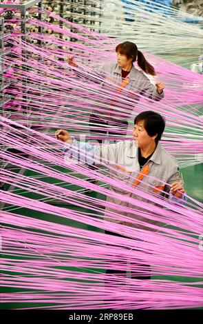 (190223) -- BEIJING, 23 février 2019 -- des travailleuses fabriquent des produits en plastique pour l'exportation à l'atelier du canton de Lucun, dans le comté de Yiyuan, province du Shandong dans l'est de la Chine, le 12 novembre 2018. La Chine a interdit les pratiques de discrimination fondée sur le sexe dans le recrutement afin de stimuler les opportunités de carrière pour les femmes. Aucune exigence de genre ne devrait être incluse dans les plans de recrutement ou les entretiens, selon un document publié par le Ministère des ressources humaines et de la sécurité sociale et huit autres organismes gouvernementaux. Il est également interdit de poser des questions sur l'état matrimonial ou la fécondité des candidates pendant l'interv Banque D'Images